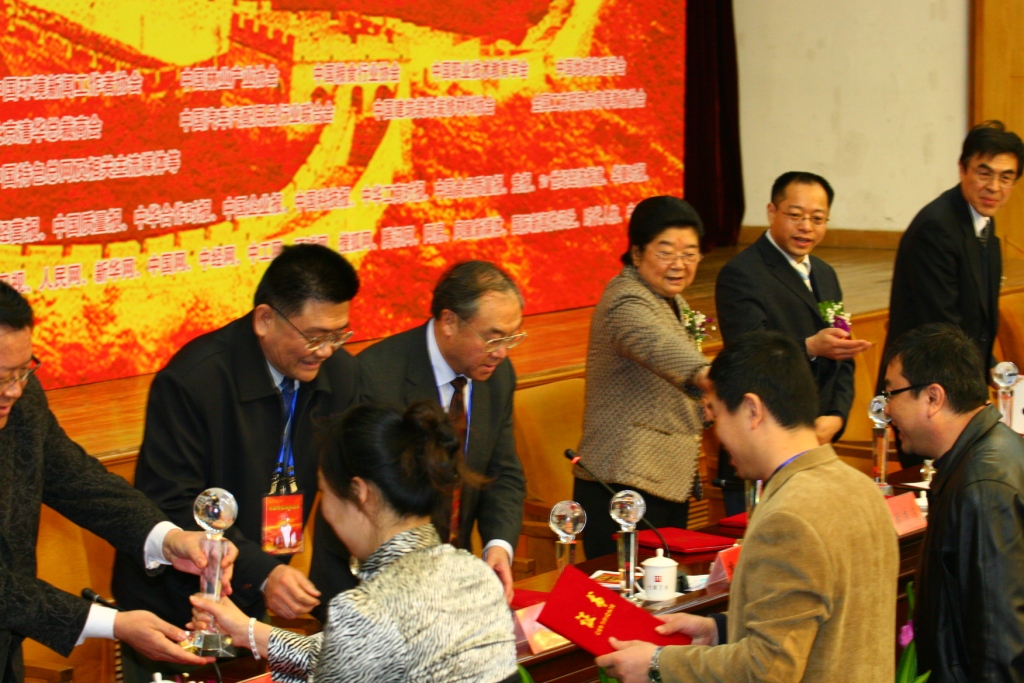 我院院长(右二)陪同十届全国人大副委员长顾秀莲(右三)向获奖单位发放奖杯.JPG 我院院长(右二)陪同十届全国人大副委员长顾秀莲(右三)向获奖单位发放奖杯.JPG