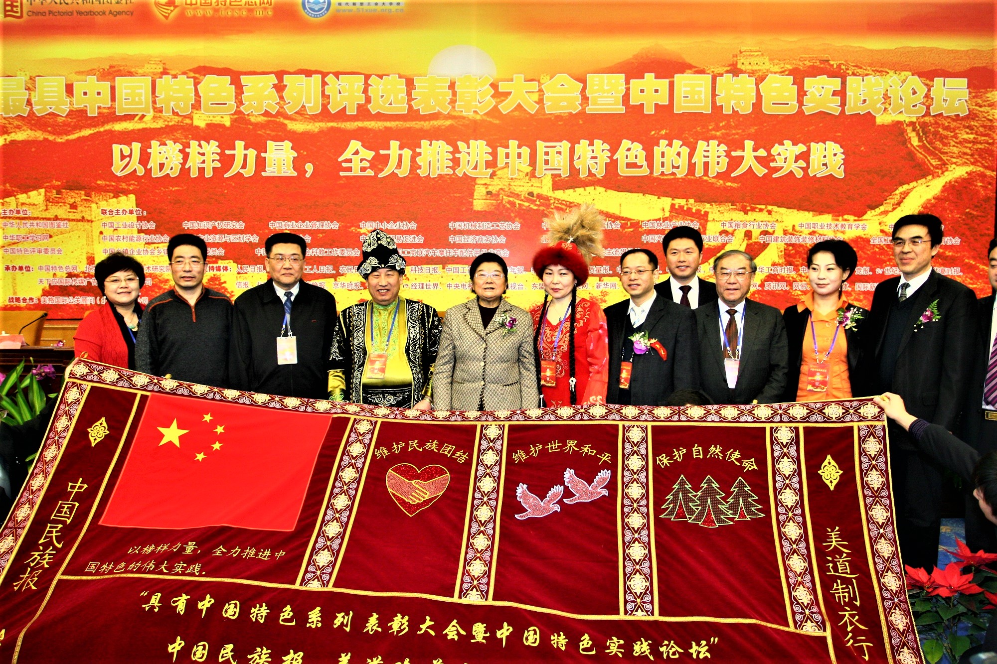 我院院长与领导一同接受赠礼1 (1).jpg 我院院长与领导一同接受赠礼1 (1).jpg
